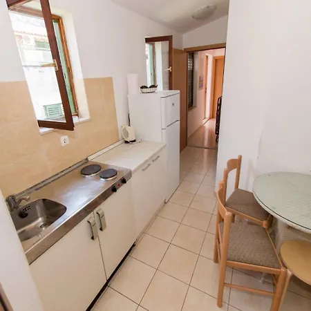 Apartment Srzi 1 - 200 M From Sea