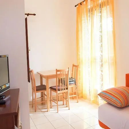 Apartment Srzi 1 - 200 M From Sea *