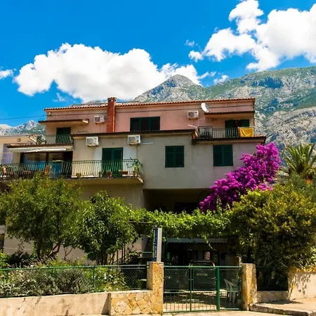 Apartment Srzi 1 - 200 M From Sea