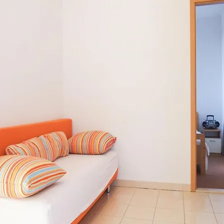 Apartment Srzi 1 - 200 M From Sea